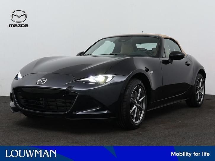 Jet black (donker zwart metallic) Nieuw 2025 Mazda MX5 Kazari Cabriolet | € 46.490 (Eerlijke prijs) - Afbeelding 1/4