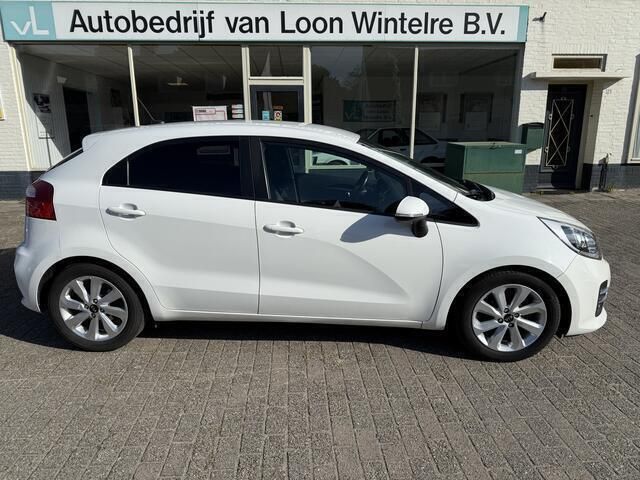 Wit Gebruikt 2016 Kia Rio Hatchback | € 7.500 (Iets duurder) - Afbeelding 1/4