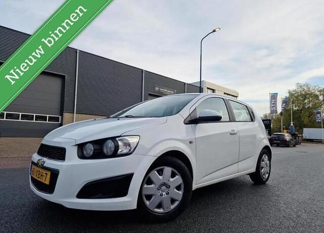 Wit Gebruikt 2012 Chevrolet Aveo LT Hatchback | € 1.795 (Eerlijke prijs) - Afbeelding 1/4