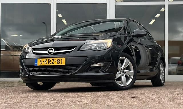 Zwart Gebruikt 2013 Opel Astra Edition Sedan | € 7.244 (Eerlijke prijs) - Afbeelding 1/3