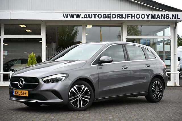 Grijs Gebruikt 2023 Mercedes B250 AMG line MPV | € 34.950 (Eerlijke prijs) - Afbeelding 1/4