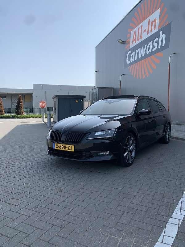 Zwart Gebruikt 2018 Skoda Superb Stationwagen | € 20.500 (Goede deal) - Afbeelding 1/4