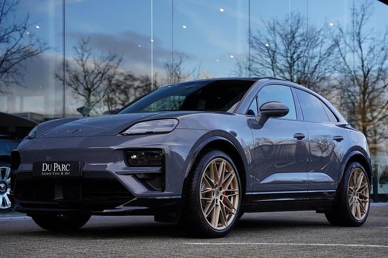 Grijs Occasion 2025 Porsche Macan Turbo SUV | € 138.888 - Afbeelding 1/4