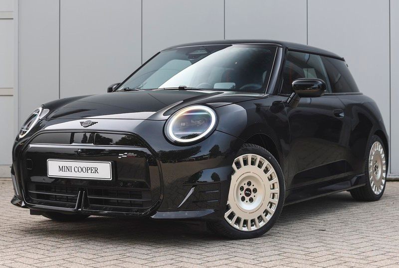 Zwart Gebruikt 2024 Mini Cooper Hatchback | € 34.750 - Afbeelding 1/4