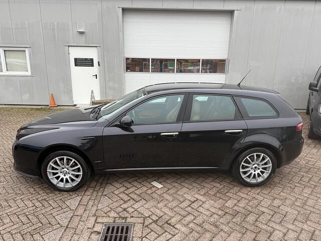 Zwart Occasion 2009 Alfa Romeo 159 Business Stationwagen | € 2.950 (Eerlijke prijs) - Afbeelding 1/4