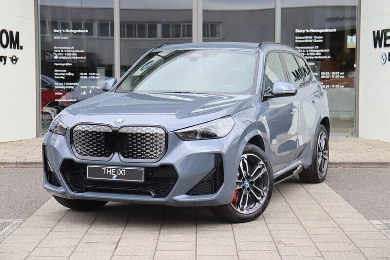 Grijs Nieuw 2025 BMW iX1 M Sport SUV | € 59.989 (Eerlijke prijs) - Afbeelding 1/4