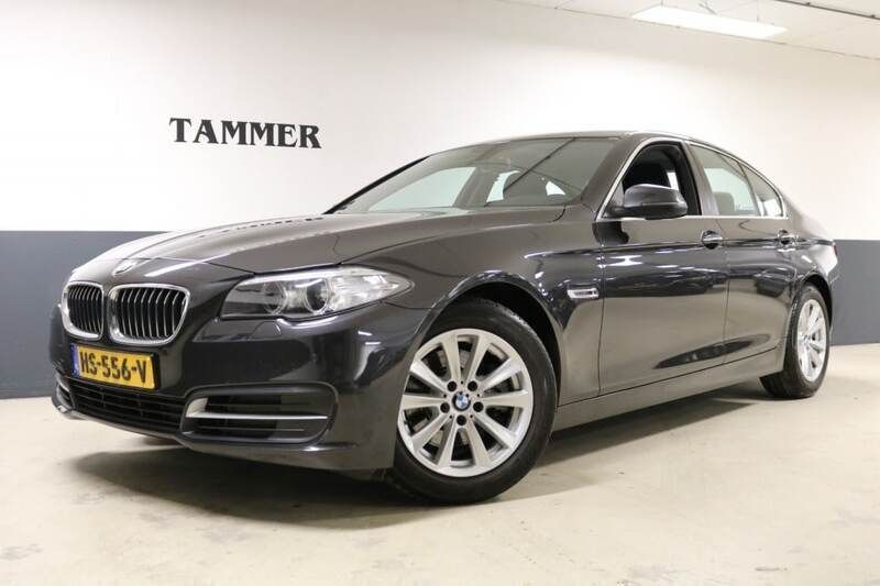 Grijs, metallic lak Gebruikt 2016 BMW 520 Executive Sedan | € 22.950 (Duur) - Afbeelding 1/4