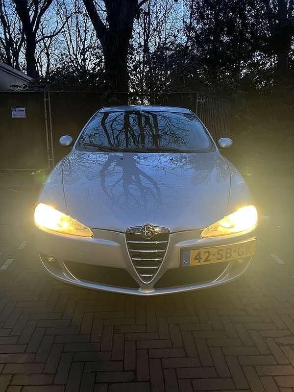 Zilver Occasion 2005 Alfa Romeo 147 Distinctive Hatchback | € 2.250 (Eerlijke prijs) - Afbeelding 1/4