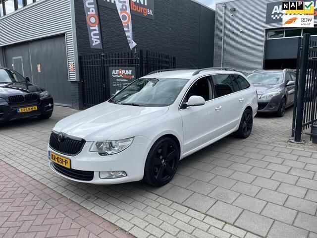 Occasion Skoda Superb Business Line 161 PK (118 kW) 2010 Wit, metallic lak Stationwagen