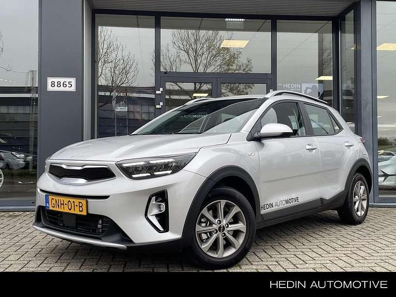 Grijs Gebruikt 2024 Kia Stonic SUV | € 23.895 (Eerlijke prijs) - Afbeelding 1/4