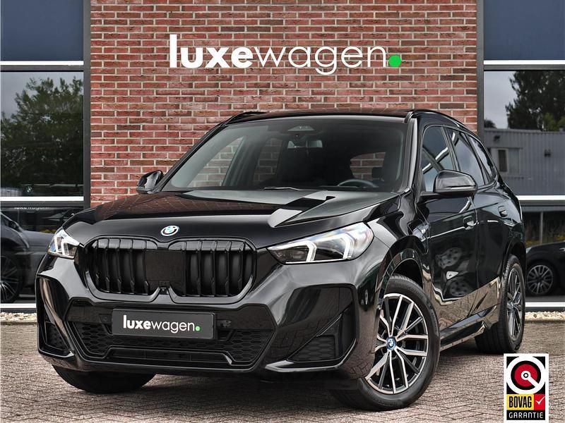 Zwart Gebruikt 2023 BMW X1 M Sport SUV | € 49.900 (Eerlijke prijs) - Afbeelding 1/4