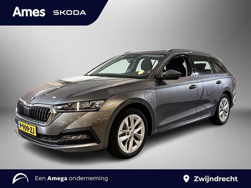 Grijs Occasion 2022 Skoda Octavia Business Line Stationwagen | € 29.995 (Duur) - Afbeelding 1/3