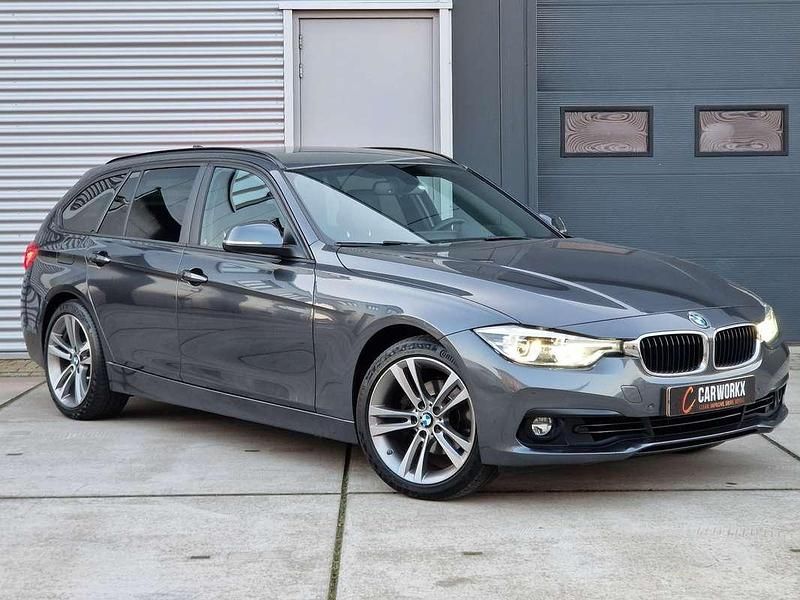 Grijs Occasion 2018 BMW 320 Executive Stationwagen | € 21.250 (Eerlijke prijs) - Afbeelding 1/4