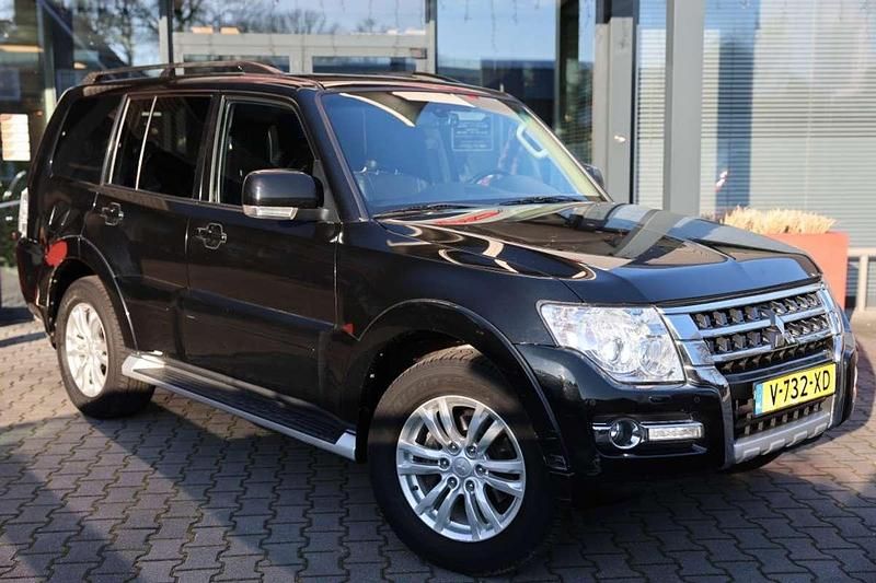 Zwart Gebruikt 2017 Mitsubishi Pajero SUV | € 24.194 - Afbeelding 1/4