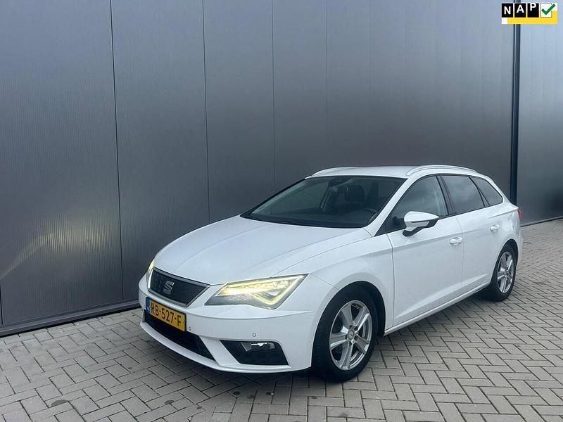 Wit (metallic) Gebruikt 2017 Seat Leon ST Business Stationwagen | € 9.450 (Goede deal) - Afbeelding 1/4