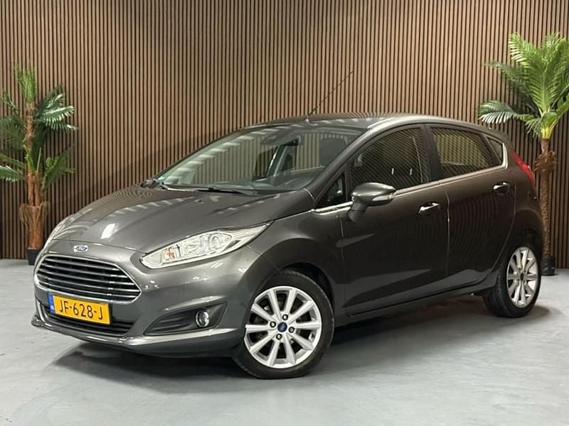 Grijs Gebruikt 2016 Ford Fiesta Titanium Hatchback | € 5.749 (Goede deal) - Afbeelding 1/4