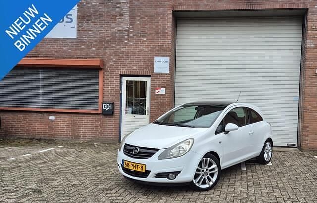 Wit Gebruikt 2011 Opel Corsa Color Edition Hatchback | € 2.199 (Goede deal) - Afbeelding 1/4