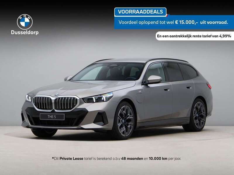 Grijs, metallic lak Gebruikt 2025 BMW 530e M Sport Stationwagen | € 68.450 - Afbeelding 1/4