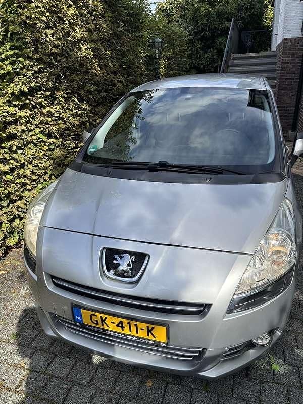 Grijs Gebruikt 2010 Peugeot 5008 MPV | € 3.950 (Eerlijke prijs) - Afbeelding 1/4