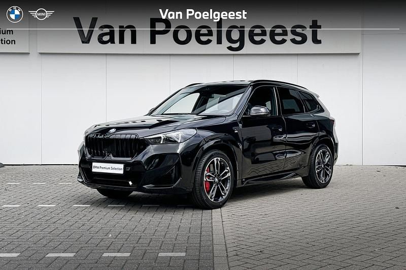 Saphirschwarz metallic (zwart metallic) Nieuw 2025 BMW X1 M Sport SUV | € 78.430 (Eerlijke prijs) - Afbeelding 1/4