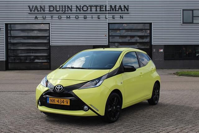 Geel Gebruikt 2017 Toyota Aygo X-cite Hatchback | € 9.950 (Eerlijke prijs) - Afbeelding 1/4