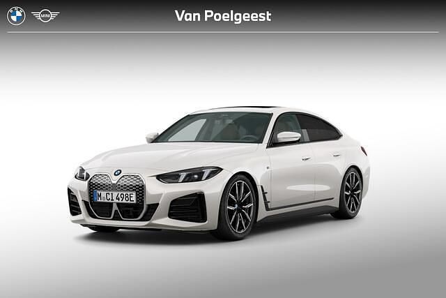 Mineralweiss metallic (wit metallic) Nieuw 2025 BMW i4 M Sport Sedan | € 73.662 (Super prijs) - Afbeelding 1/4