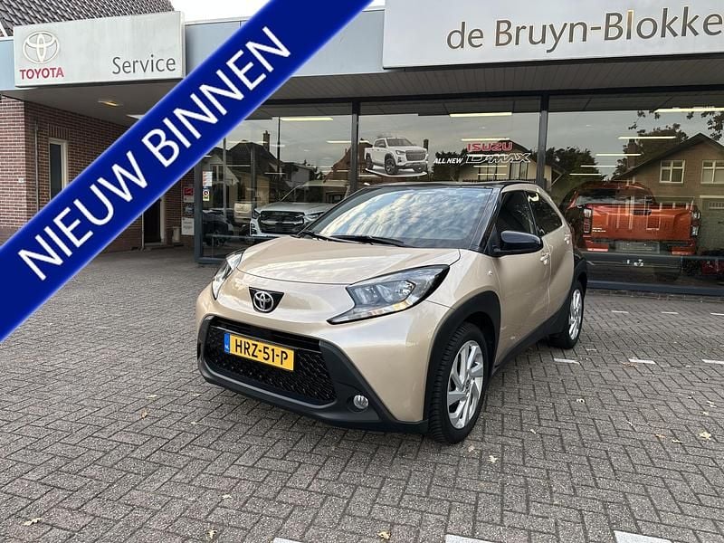 Beige Gebruikt 2022 Toyota Aygo Limited Hatchback | € 18.950 (Eerlijke prijs) - Afbeelding 1/4