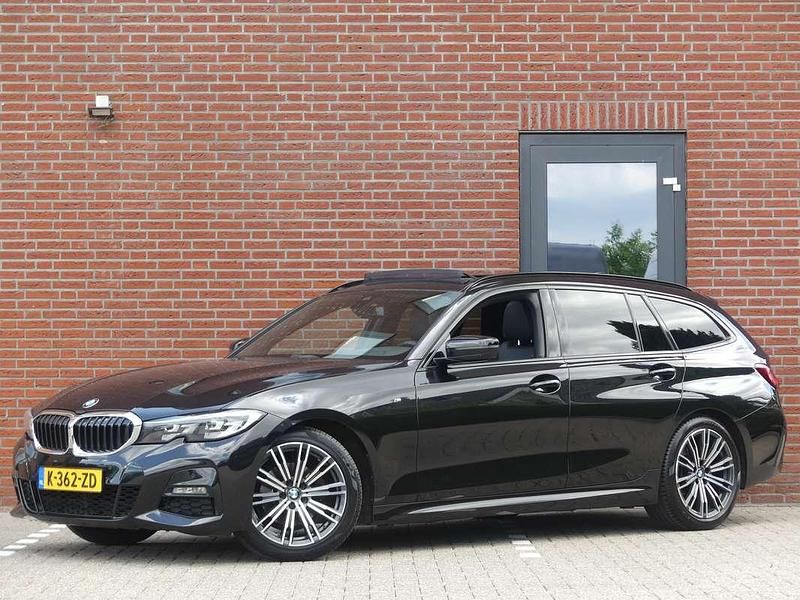 Zwart Gebruikt 2020 BMW 320 M Sport Stationwagen | € 28.950 (Iets duurder) - Afbeelding 1/4