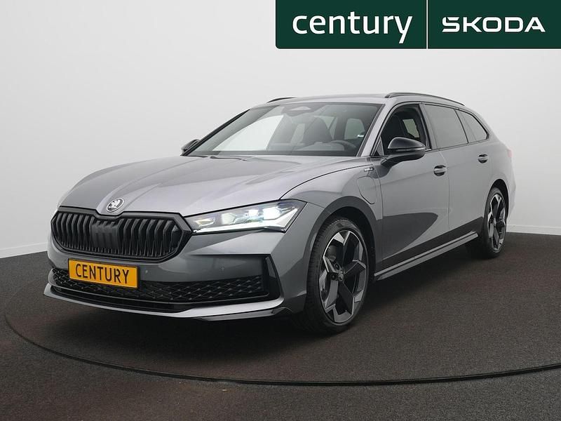 Grijs Nieuw 2025 Skoda Superb Business Line Stationwagen | € 55.387 (Iets duurder) - Afbeelding 1/4