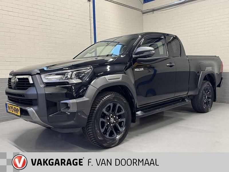 Zwart (metallic) Occasion 2024 Toyota HiLux Pickup | € 42.900 (Super prijs) - Afbeelding 1/4