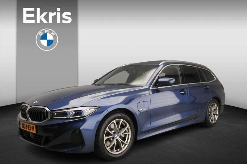 Blauw, metallic lak Gebruikt 2023 BMW 320e Comfort Edition Stationwagen | € 34.900 (Eerlijke prijs) - Afbeelding 1/4
