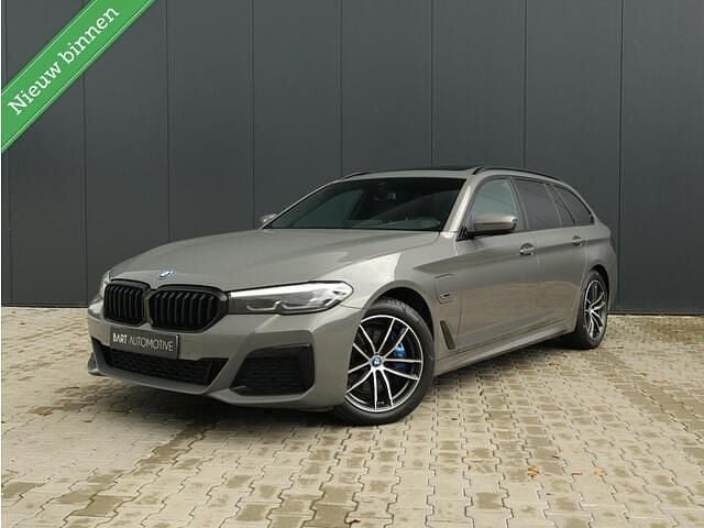Grijs Gebruikt 2021 BMW 530e M Sport Stationwagen | € 36.500 (Eerlijke prijs) - Afbeelding 1/4