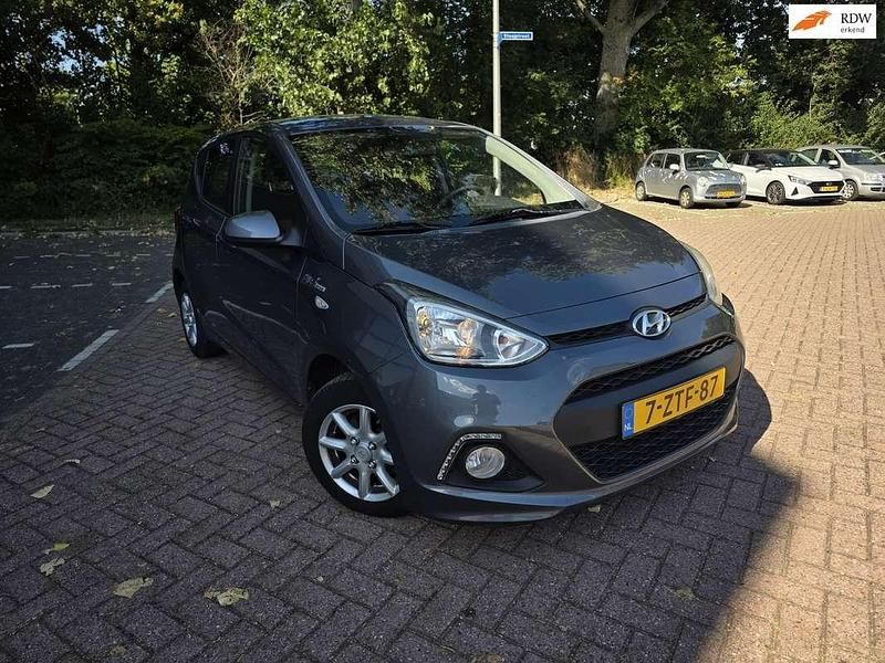 Grijs, metallic lak Gebruikt 2015 Hyundai i10 Comfort Hatchback | € 5.199 (Eerlijke prijs) - Afbeelding 1/4