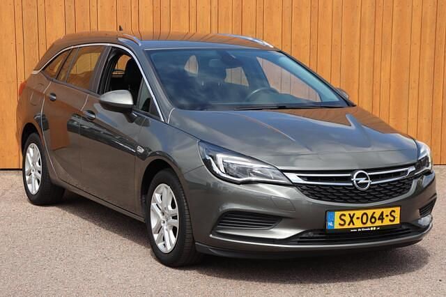 Grijs Gebruikt 2018 Opel Astra Business Stationwagen | € 12.940 (Eerlijke prijs) - Afbeelding 1/3