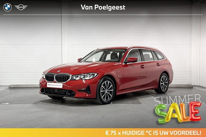 Melbourne rot metallic (rood metallic) Gebruikt 2021 BMW 330e Basis Stationwagen | € 35.900 (Eerlijke prijs) - Afbeelding 1/4