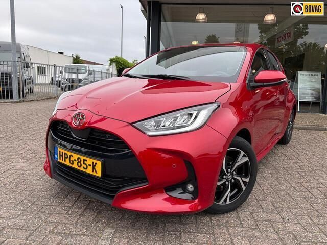 Rood Gebruikt 2024 Toyota Yaris Edition Hatchback | € 25.995 (Eerlijke prijs) - Afbeelding 1/4