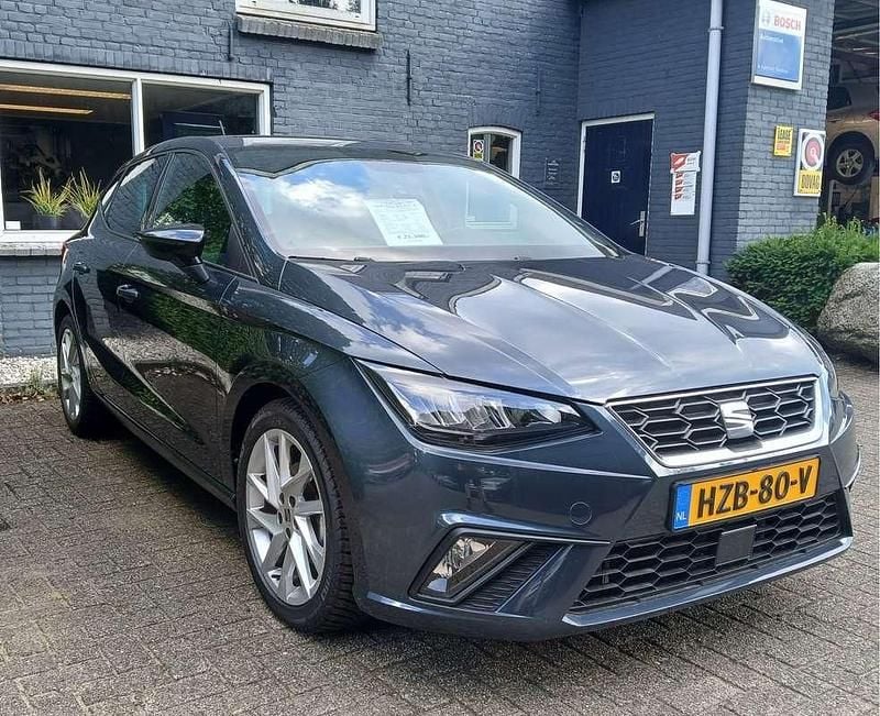 Grijs Gebruikt 2022 Seat Ibiza FR Hatchback | € 21.500 (Eerlijke prijs) - Afbeelding 1/4