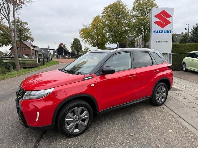 Rood Occasion 2025 Suzuki Vitara SUV | € 27.495 (Eerlijke prijs) - Afbeelding 1/4