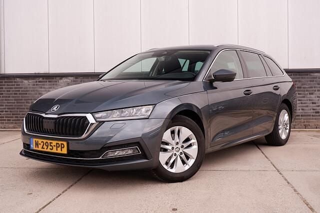 Grijs Gebruikt 2021 Skoda Octavia Business Line Stationwagen | € 18.900 (Eerlijke prijs) - Afbeelding 1/4
