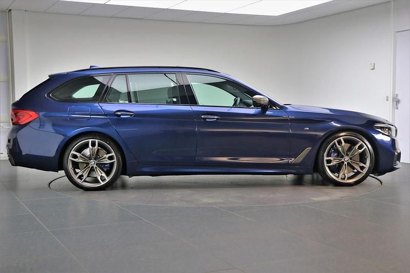 Blauw (metallic) Gebruikt 2018 BMW M550 Executive Sedan | € 34.900 (Eerlijke prijs) - Afbeelding 1/4