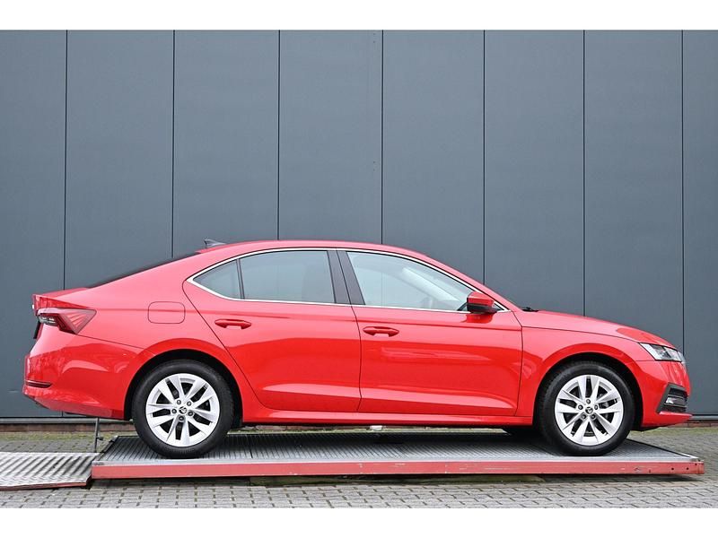 Occasion Skoda Octavia Business Line 110 PK (80 kW) 2021 Rood Hatchback