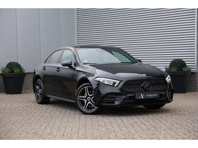 Zwart Gebruikt 2021 Mercedes A250 AMG Sedan | € 28.490 (Eerlijke prijs) - Afbeelding 1/4