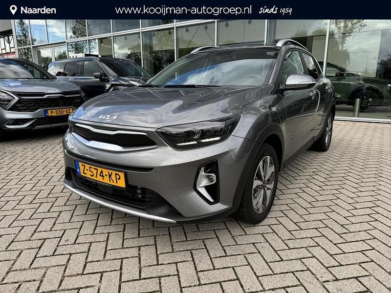 Grijs Occasion 2024 Kia Stonic SUV | € 24.945 (Eerlijke prijs) - Afbeelding 1/4
