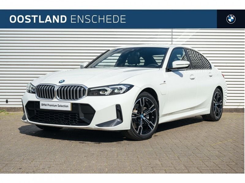 Alpinweiss (licht wit) Gebruikt 2024 BMW 330e Comfort Edition Sedan | € 49.750 (Super prijs) - Afbeelding 1/4