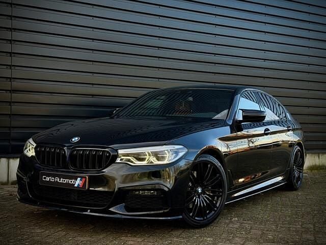 Zwart / black sapphire metallic (475) Occasion 2019 BMW 520 M Performance Sedan | € 28.950 (Super prijs) - Afbeelding 1/4