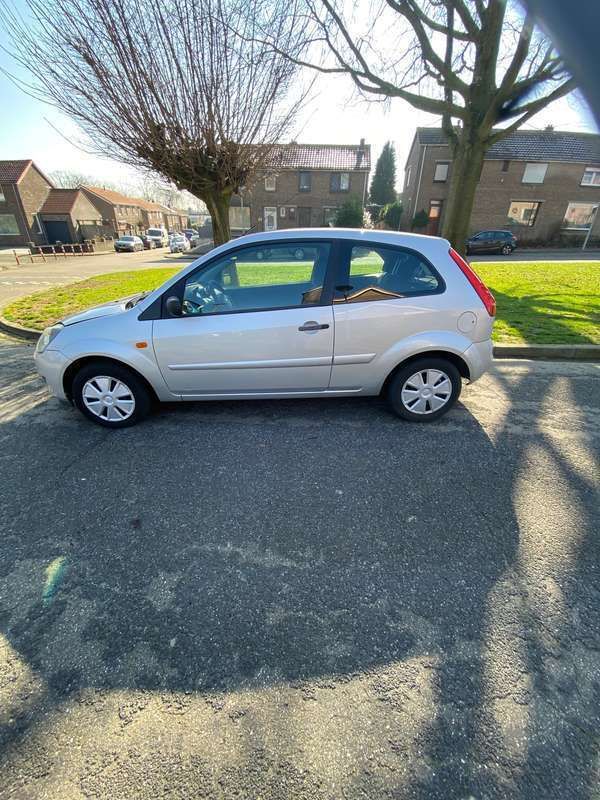 Grijs Gebruikt 2006 Ford Fiesta Hatchback | € 1.350 (Eerlijke prijs) - Afbeelding 1/4