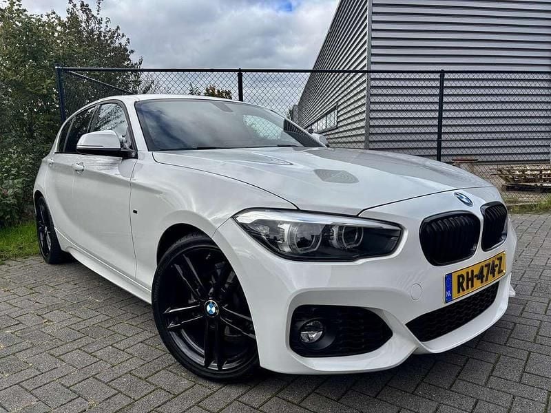 Wit Gebruikt 2017 BMW 118 Shadowline Hatchback | € 16.950 (Eerlijke prijs) - Afbeelding 1/4