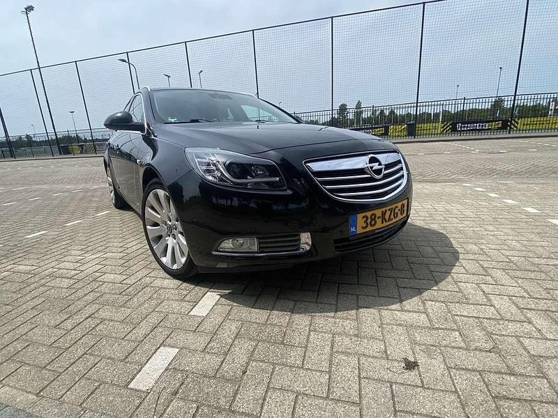 Zwart Gebruikt 2010 Opel Insignia Cosmo Stationwagen | € 3.950 (Eerlijke prijs) - Afbeelding 1/4