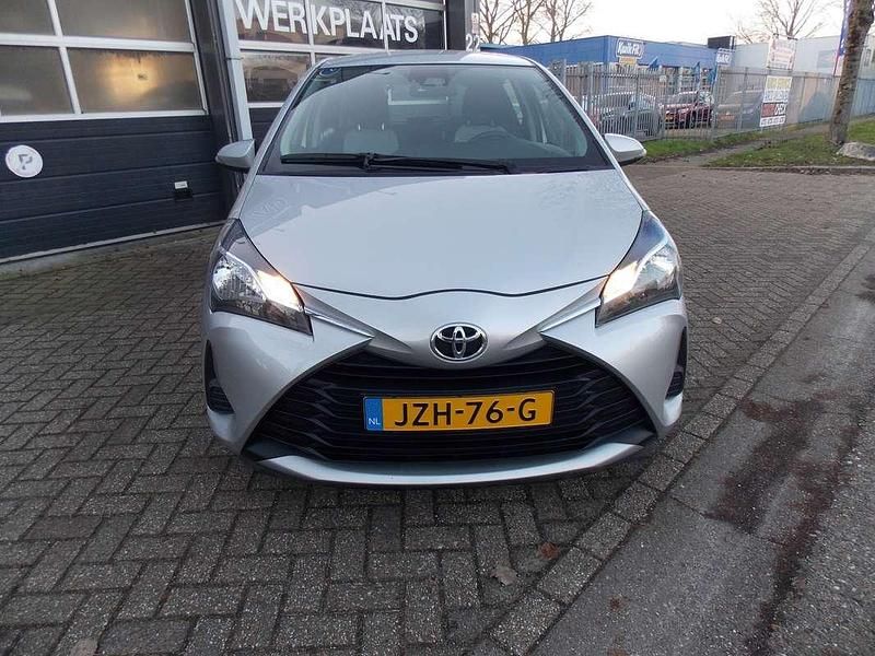 Occasion Toyota Yaris Executive 112 PK (82 kW) 2018 Grijs Hatchback