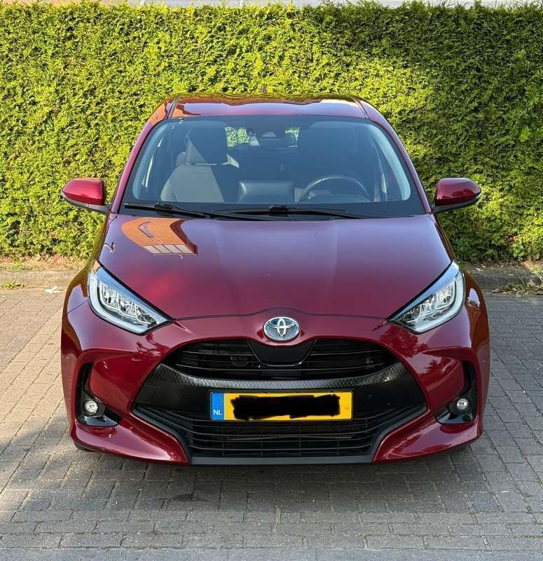 Rood Gebruikt 2020 Toyota Yaris Hybrid Limited Sedan | € 19.000 (Eerlijke prijs) - Afbeelding 1/4